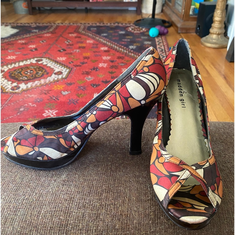 Vintage Steve Madden platform heels. Brown paisley. Excellent condition.